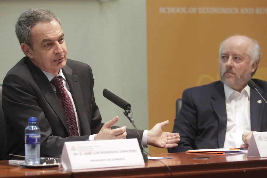 El expresidente del Gobierno también ha impartido una conferencia en la Facultad de Economía y Empresa sobre 'La nueva dimensión del Estado Social'