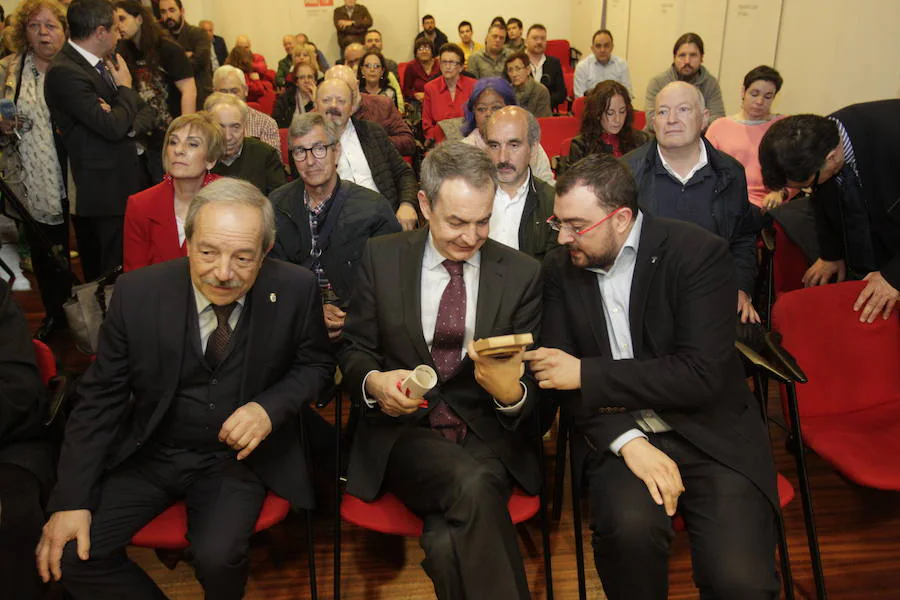 El expresidente del Gobierno también ha impartido una conferencia en la Facultad de Economía y Empresa sobre 'La nueva dimensión del Estado Social'