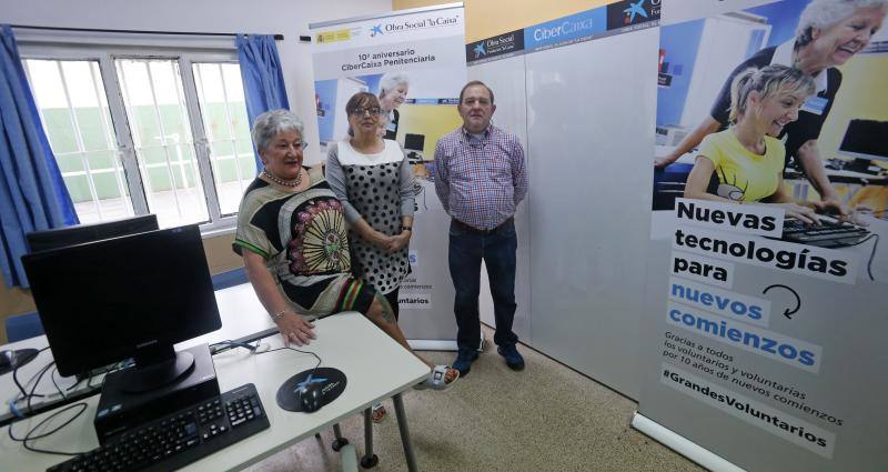 Los presos del Centro Penitenciario de Asturias aseguran que los cursos que les imparten los mayores voluntarios les ayudan a evadirse