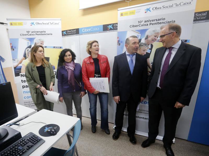 Los presos del Centro Penitenciario de Asturias aseguran que los cursos que les imparten los mayores voluntarios les ayudan a evadirse