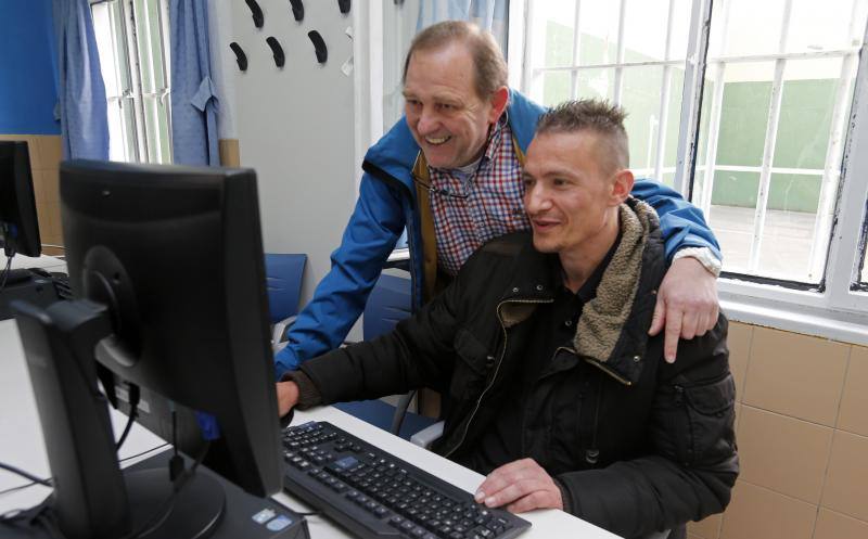Los presos del Centro Penitenciario de Asturias aseguran que los cursos que les imparten los mayores voluntarios les ayudan a evadirse