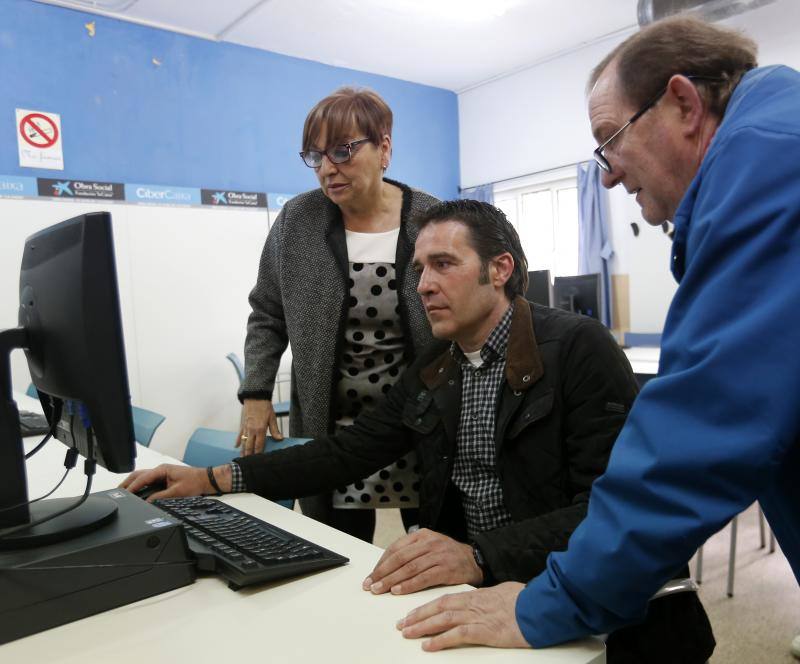 Los presos del Centro Penitenciario de Asturias aseguran que los cursos que les imparten los mayores voluntarios les ayudan a evadirse