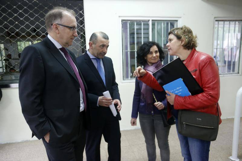 Los presos del Centro Penitenciario de Asturias aseguran que los cursos que les imparten los mayores voluntarios les ayudan a evadirse