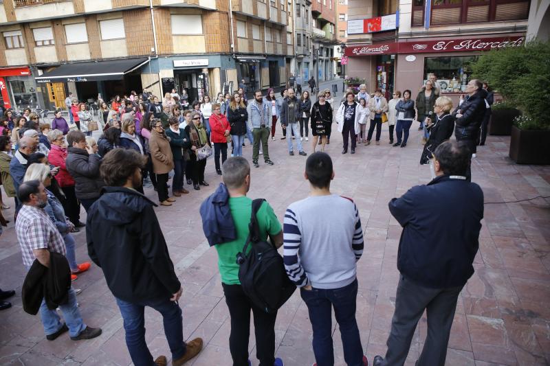 Centenares de personas han llenado las plazas de numerosas localidades asturianas para expresar su rechazo a la sentencia de 'La Manada', que condena a los cinco acusados a nueve años de prisión por abusos, pero no por agresión sexual a la víctima de sanfermines. Los gritos de «No es no» y «Yo sí te creo» ha sonado firme en todos los puntos de la región. 