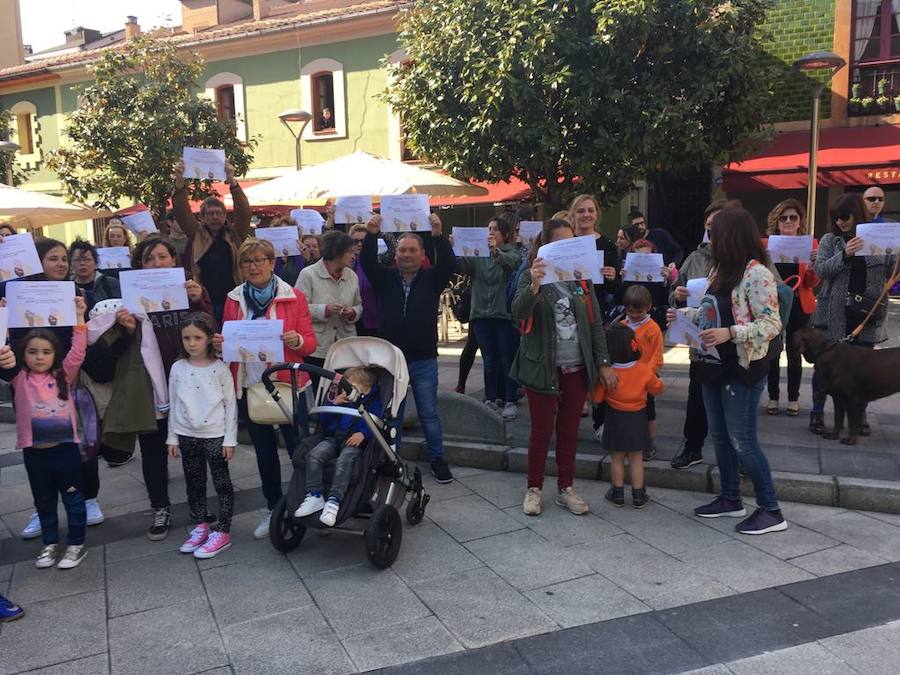 Centenares de personas han llenado las plazas de numerosas localidades asturianas para expresar su rechazo a la sentencia de 'La Manada', que condena a los cinco acusados a nueve años de prisión por abusos, pero no por agresión sexual a la víctima de sanfermines. Los gritos de «No es no» y «Yo sí te creo» ha sonado firmes en Oviedo, Gijón, Avilés, las Cuencas y varios concejos de Oriente y Occidente. 