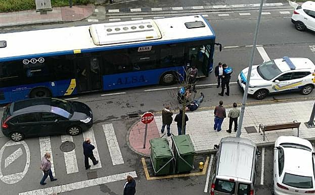 «La emprendió a patadas con el agente al decirle que estaba detenido»
