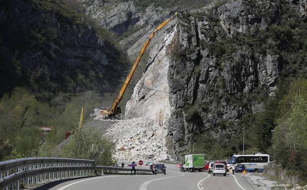 Trabajos de sanemiento de la ladera donde se produjo el desprendimiento.