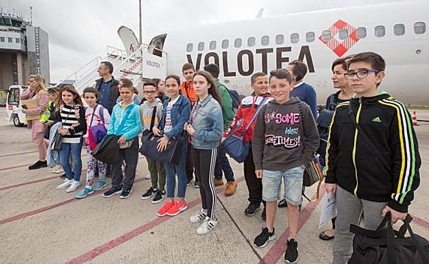 Quince escolares del Occidente asturiano vuelan a Sevilla con Volotea de la mano del X Foro Comunicación y Escuela