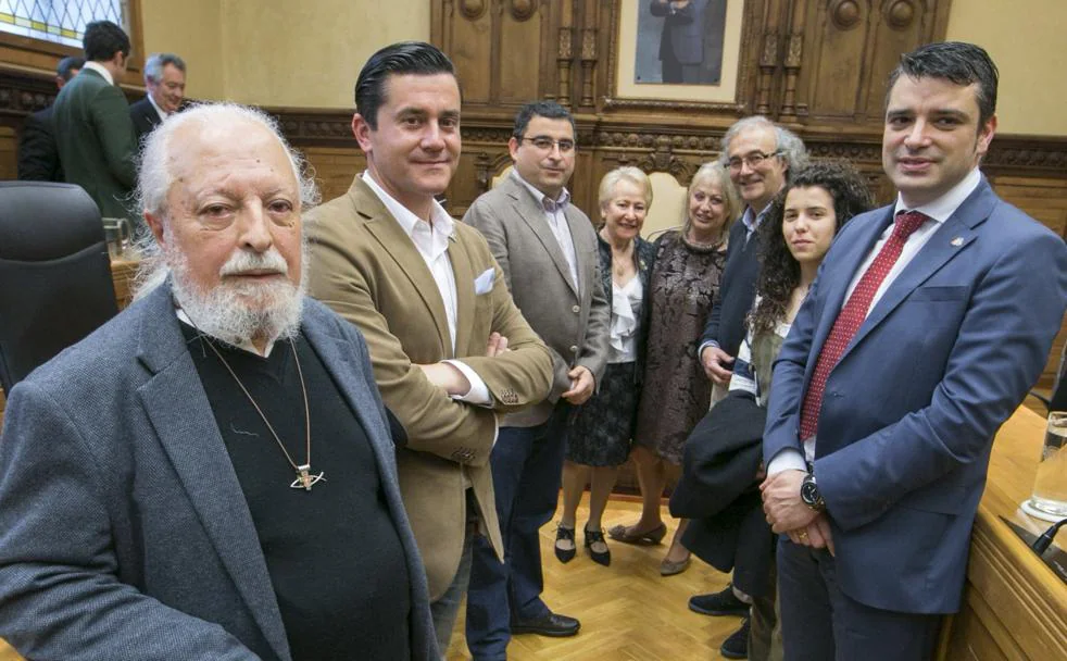 José Antonio García Santaclara, Jorge Guerrero, Pedro Roldán, Plácida Novoa, Blanca Cañedo-Argüelles, Juan Ramón Naves, Elena Rodríguez y Juan Carlos Campo, en el salón de plenos municipal tras la aprobación de los reconocimientos. 