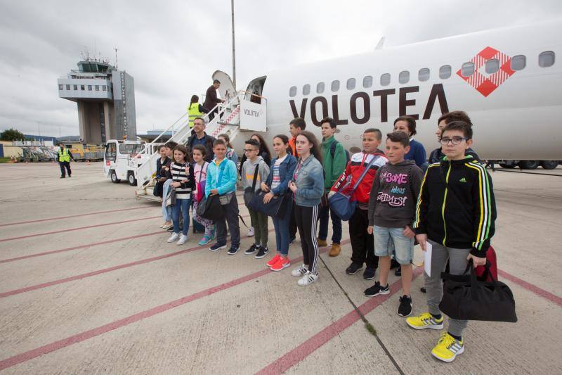 El requisito para participar en el programa es «no haber volado nunca», algo que cumplen todos los jóvenes pasajeros de Volotea. «Tienen edades entre los 10 y 13 años, ya que son alumnos de quinto y sexto de Primaria, así como de Primero de Secundaria»
