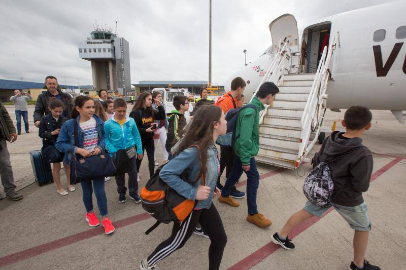 El requisito para participar en el programa es «no haber volado nunca», algo que cumplen todos los jóvenes pasajeros de Volotea. «Tienen edades entre los 10 y 13 años, ya que son alumnos de quinto y sexto de Primaria, así como de Primero de Secundaria»