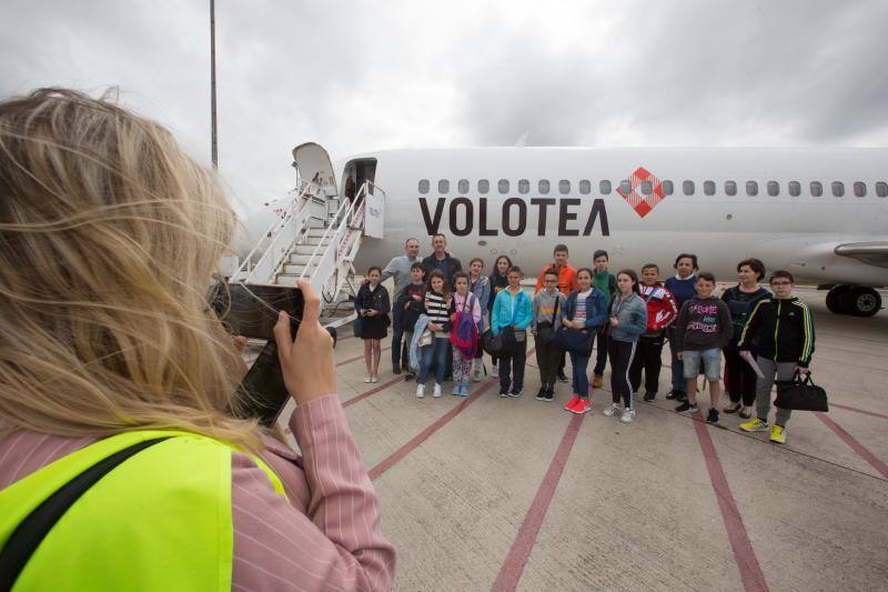 El requisito para participar en el programa es «no haber volado nunca», algo que cumplen todos los jóvenes pasajeros de Volotea. «Tienen edades entre los 10 y 13 años, ya que son alumnos de quinto y sexto de Primaria, así como de Primero de Secundaria»
