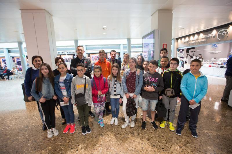 El requisito para participar en el programa es «no haber volado nunca», algo que cumplen todos los jóvenes pasajeros de Volotea. «Tienen edades entre los 10 y 13 años, ya que son alumnos de quinto y sexto de Primaria, así como de Primero de Secundaria»