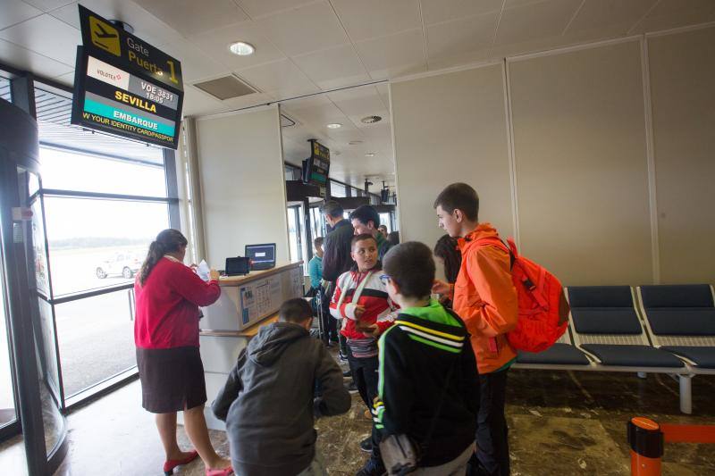 El requisito para participar en el programa es «no haber volado nunca», algo que cumplen todos los jóvenes pasajeros de Volotea. «Tienen edades entre los 10 y 13 años, ya que son alumnos de quinto y sexto de Primaria, así como de Primero de Secundaria»