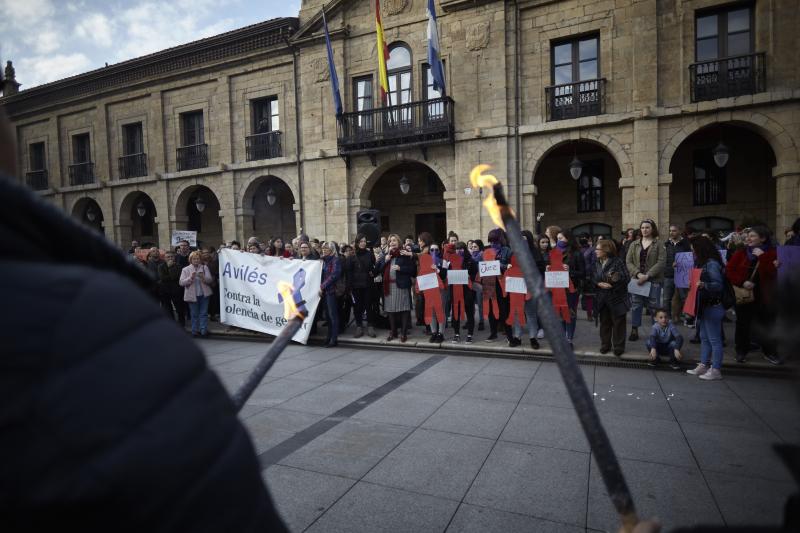 Centenares de personas han llenado las plazas de numerosas localidades asturianas para expresar su rechazo a la sentencia de 'La Manada', que condena a los cinco acusados a nueve años de prisión por abusos, pero no por agresión sexual a la víctima de sanfermines. Los gritos de «No es no» y «Yo sí te creo» ha sonado firmes en Oviedo, Gijón, Avilés, las Cuencas y varios concejos de Oriente y Occidente. 