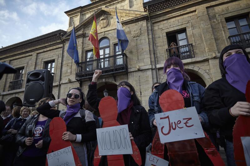 Centenares de personas han llenado las plazas de numerosas localidades asturianas para expresar su rechazo a la sentencia de 'La Manada', que condena a los cinco acusados a nueve años de prisión por abusos, pero no por agresión sexual a la víctima de sanfermines. Los gritos de «No es no» y «Yo sí te creo» ha sonado firmes en Oviedo, Gijón, Avilés, las Cuencas y varios concejos de Oriente y Occidente. 