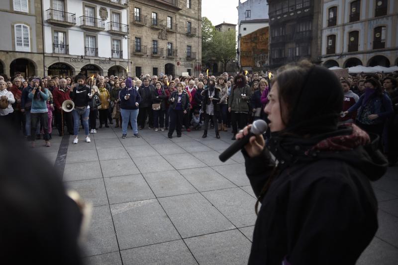 Centenares de personas han llenado las plazas de numerosas localidades asturianas para expresar su rechazo a la sentencia de 'La Manada', que condena a los cinco acusados a nueve años de prisión por abusos, pero no por agresión sexual a la víctima de sanfermines. Los gritos de «No es no» y «Yo sí te creo» ha sonado firmes en Oviedo, Gijón, Avilés, las Cuencas y varios concejos de Oriente y Occidente. 