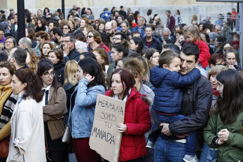 Centenares de personas han llenado las plazas de numerosas localidades asturianas para expresar su rechazo a la sentencia de 'La Manada', que condena a los cinco acusados a nueve años de prisión por abusos, pero no por agresión sexual a la víctima de sanfermines. Los gritos de «No es no» y «Yo sí te creo» ha sonado firmes en Oviedo, Gijón, Avilés, las Cuencas y varios concejos de Oriente y Occidente. 