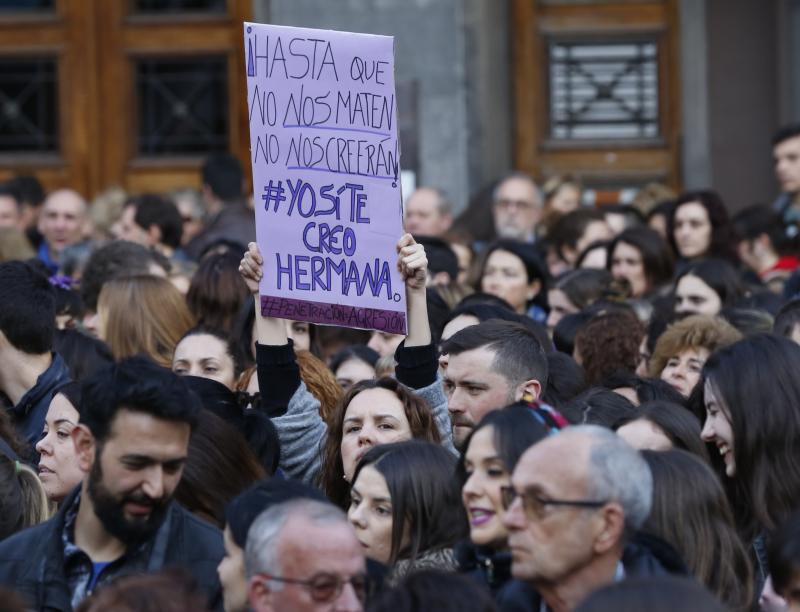 Centenares de personas han llenado las plazas de numerosas localidades asturianas para expresar su rechazo a la sentencia de 'La Manada', que condena a los cinco acusados a nueve años de prisión por abusos, pero no por agresión sexual a la víctima de sanfermines. Los gritos de «No es no» y «Yo sí te creo» ha sonado firmes en Oviedo, Gijón, Avilés, las Cuencas y varios concejos de Oriente y Occidente. 