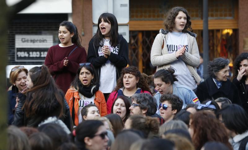 Centenares de personas han llenado las plazas de numerosas localidades asturianas para expresar su rechazo a la sentencia de 'La Manada', que condena a los cinco acusados a nueve años de prisión por abusos, pero no por agresión sexual a la víctima de sanfermines. Los gritos de «No es no» y «Yo sí te creo» ha sonado firmes en Oviedo, Gijón, Avilés, las Cuencas y varios concejos de Oriente y Occidente. 