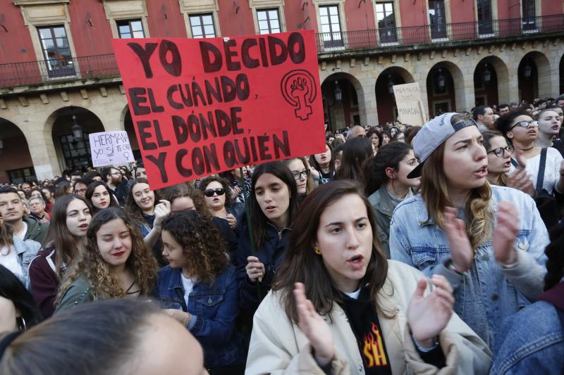 Centenares de personas han llenado las plazas de numerosas localidades asturianas para expresar su rechazo a la sentencia de 'La Manada', que condena a los cinco acusados a nueve años de prisión por abusos, pero no por agresión sexual a la víctima de sanfermines. Los gritos de «No es no» y «Yo sí te creo» ha sonado firmes en Oviedo, Gijón, Avilés, las Cuencas y varios concejos de Oriente y Occidente. 