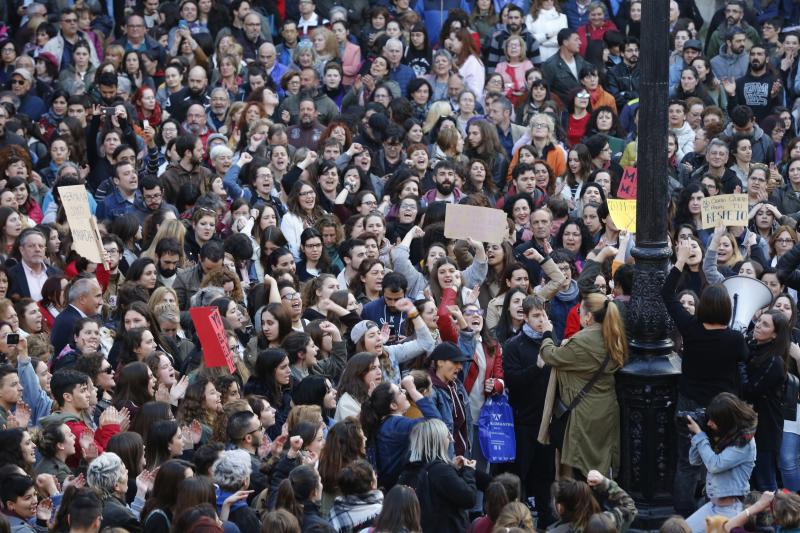 Centenares de personas han llenado las plazas de numerosas localidades asturianas para expresar su rechazo a la sentencia de 'La Manada', que condena a los cinco acusados a nueve años de prisión por abusos, pero no por agresión sexual a la víctima de sanfermines. Los gritos de «No es no» y «Yo sí te creo» ha sonado firmes en Oviedo, Gijón, Avilés, las Cuencas y varios concejos de Oriente y Occidente. 