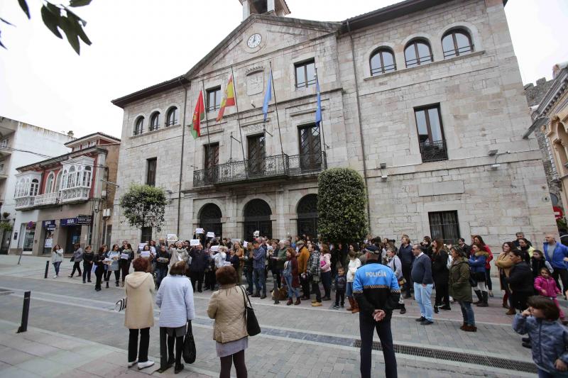 Centenares de personas han llenado las plazas de numerosas localidades asturianas para expresar su rechazo a la sentencia de 'La Manada', que condena a los cinco acusados a nueve años de prisión por abusos, pero no por agresión sexual a la víctima de sanfermines. Los gritos de «No es no» y «Yo sí te creo» ha sonado firmes en Oviedo, Gijón, Avilés, las Cuencas y varios concejos de Oriente y Occidente. 