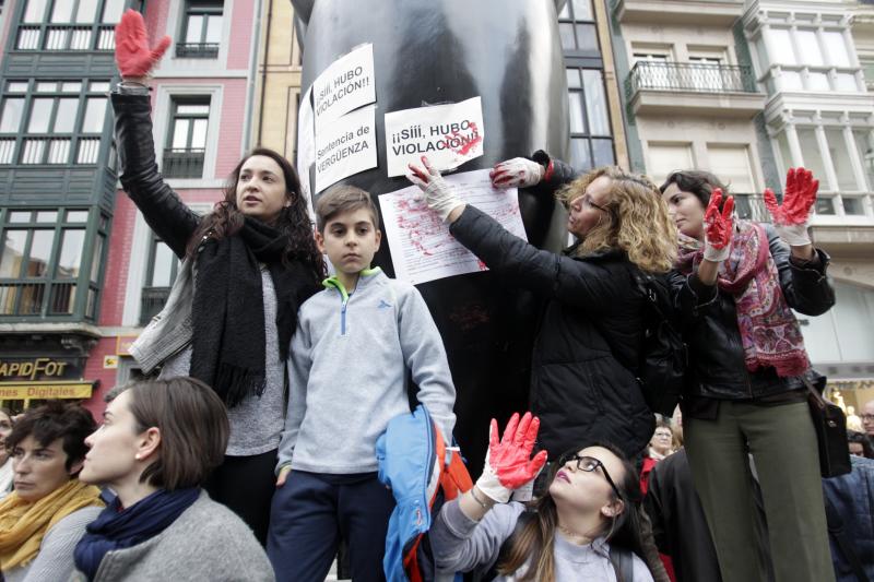 Centenares de personas han llenado las plazas de numerosas localidades asturianas para expresar su rechazo a la sentencia de 'La Manada', que condena a los cinco acusados a nueve años de prisión por abusos, pero no por agresión sexual a la víctima de sanfermines. Los gritos de «No es no» y «Yo sí te creo» ha sonado firmes en Oviedo, Gijón, Avilés, las Cuencas y varios concejos de Oriente y Occidente. 