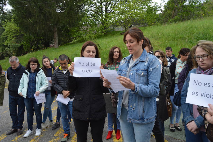 Centenares de personas han llenado las plazas de numerosas localidades asturianas para expresar su rechazo a la sentencia de 'La Manada', que condena a los cinco acusados a nueve años de prisión por abusos, pero no por agresión sexual a la víctima de sanfermines. Los gritos de «No es no» y «Yo sí te creo» ha sonado firmes en Oviedo, Gijón, Avilés, las Cuencas y varios concejos de Oriente y Occidente. 