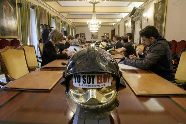 El casco de un bombero con el mensaje 'Yo soy Eloy', en la mesa de reunión entre bomberos y ediles. 