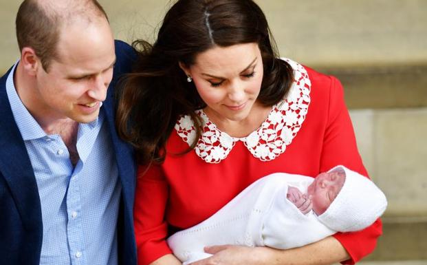 Los duques de Cambridge con su bebé.