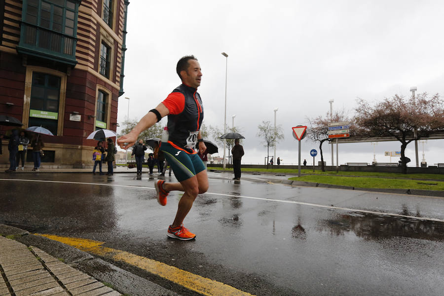 Más de 2.500 atletas han participado en la EDP Media Maratón de Gijón, en la que se ha impuesto el marroquí Said Attadi. ¿Estuviste? ¡Búscate en las fotos!