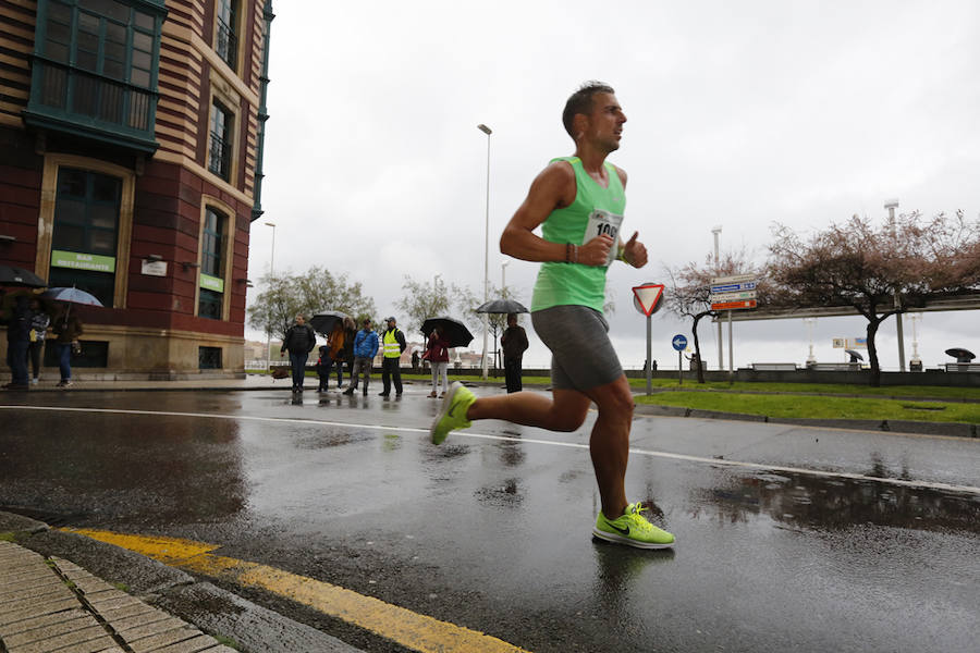 Más de 2.500 atletas han participado en la EDP Media Maratón de Gijón, en la que se ha impuesto el marroquí Said Attadi. ¿Estuviste? ¡Búscate en las fotos!