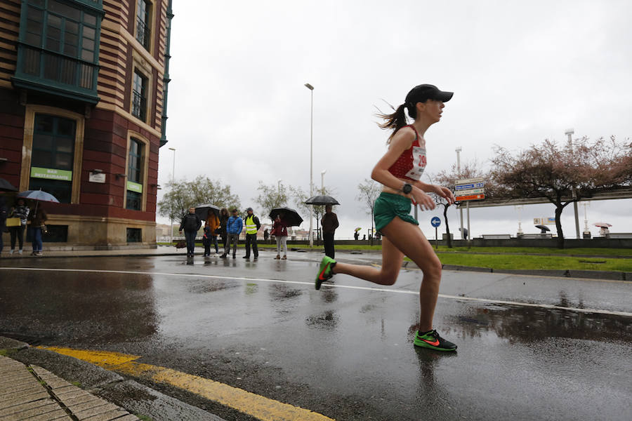 Más de 2.500 atletas han participado en la EDP Media Maratón de Gijón, en la que se ha impuesto el marroquí Said Attadi. ¿Estuviste? ¡Búscate en las fotos!