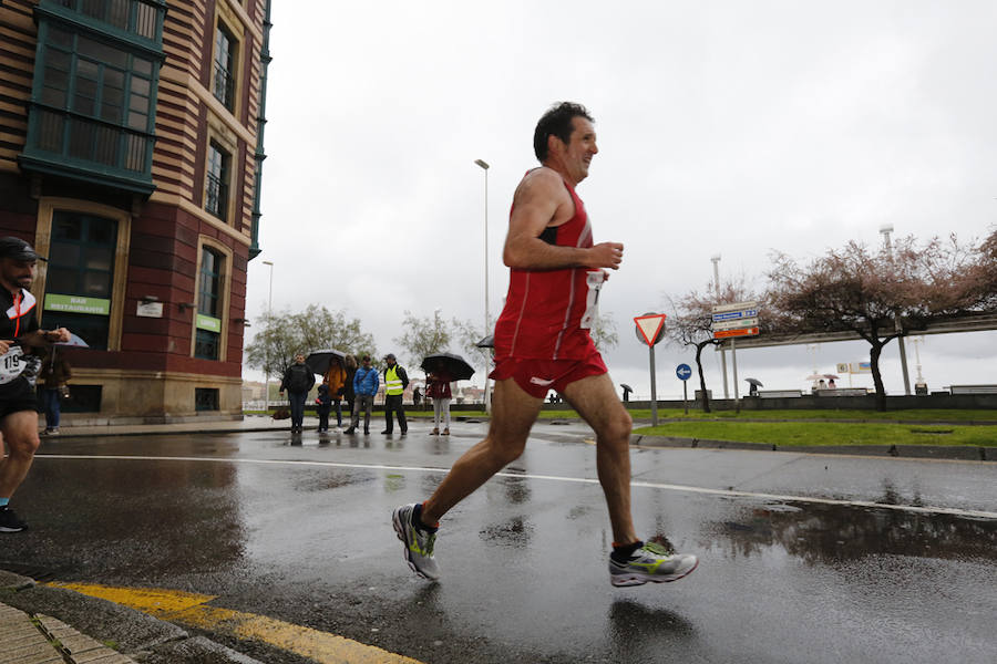 Más de 2.500 atletas han participado en la EDP Media Maratón de Gijón, en la que se ha impuesto el marroquí Said Attadi. ¿Estuviste? ¡Búscate en las fotos!