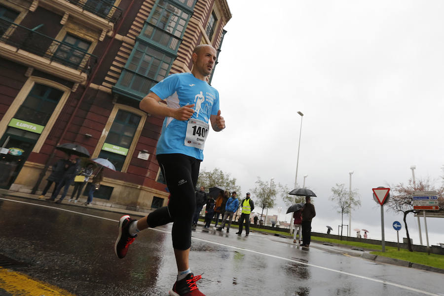 Más de 2.500 atletas han participado en la EDP Media Maratón de Gijón, en la que se ha impuesto el marroquí Said Attadi. ¿Estuviste? ¡Búscate en las fotos!