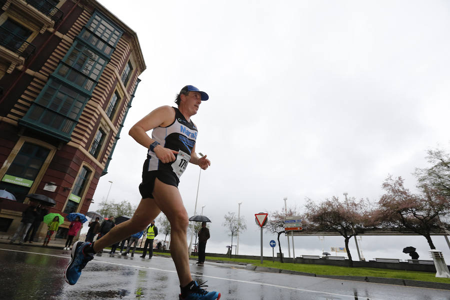 Más de 2.500 atletas han participado en la EDP Media Maratón de Gijón, en la que se ha impuesto el marroquí Said Attadi. ¿Estuviste? ¡Búscate en las fotos!