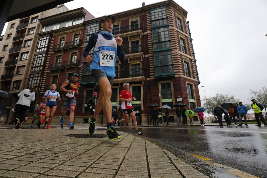 Más de 2.500 atletas han participado en la EDP Media Maratón de Gijón, en la que se ha impuesto el marroquí Said Attadi. ¿Estuviste? ¡Búscate en las fotos!