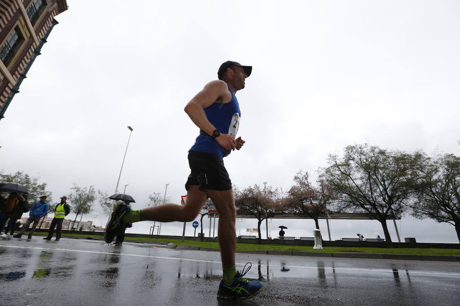 Más de 2.500 atletas han participado en la EDP Media Maratón de Gijón, en la que se ha impuesto el marroquí Said Attadi. ¿Estuviste? ¡Búscate en las fotos!