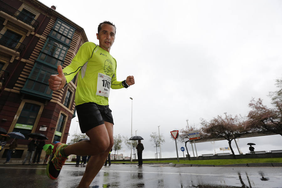 Más de 2.500 atletas han participado en la EDP Media Maratón de Gijón, en la que se ha impuesto el marroquí Said Attadi. ¿Estuviste? ¡Búscate en las fotos!