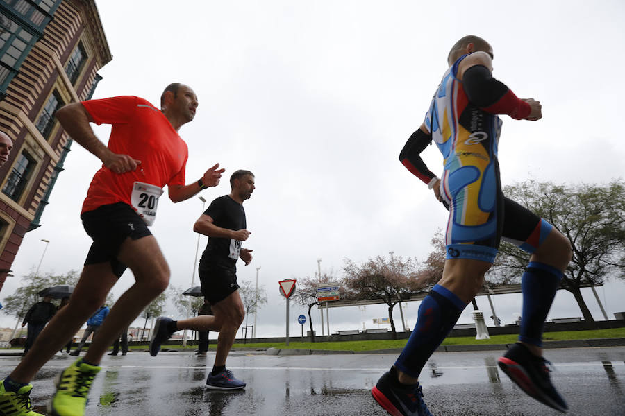 Más de 2.500 atletas han participado en la EDP Media Maratón de Gijón, en la que se ha impuesto el marroquí Said Attadi. ¿Estuviste? ¡Búscate en las fotos!