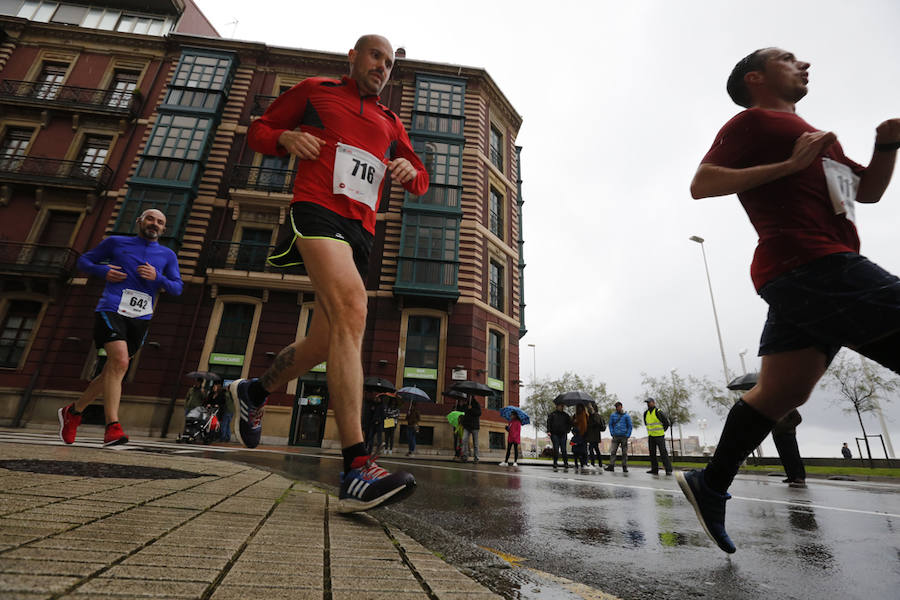 Más de 2.500 atletas han participado en la EDP Media Maratón de Gijón, en la que se ha impuesto el marroquí Said Attadi. ¿Estuviste? ¡Búscate en las fotos!