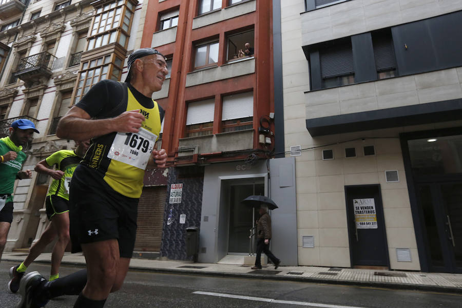 Más de 2.500 atletas han participado en la EDP Media Maratón de Gijón, en la que se ha impuesto el marroquí Said Attadi. ¿Estuviste? ¡Búscate en las fotos!