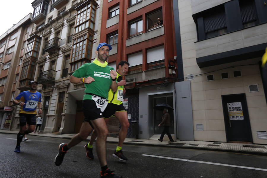 Más de 2.500 atletas han participado en la EDP Media Maratón de Gijón, en la que se ha impuesto el marroquí Said Attadi. ¿Estuviste? ¡Búscate en las fotos!