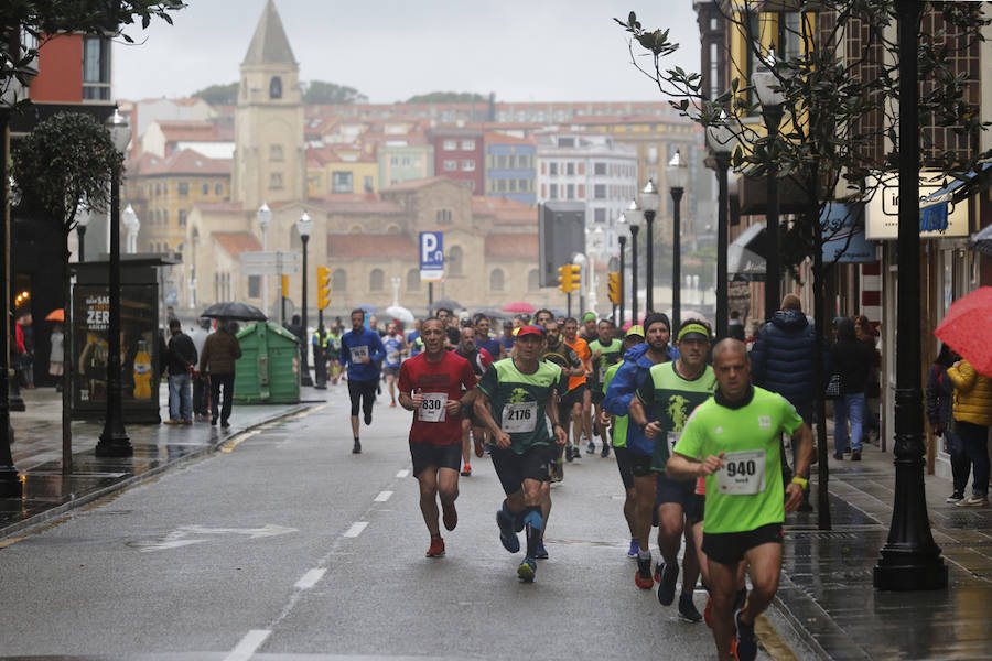 Más de 2.500 atletas han participado en la EDP Media Maratón de Gijón, en la que se ha impuesto el marroquí Said Attadi. ¿Estuviste? ¡Búscate en las fotos!