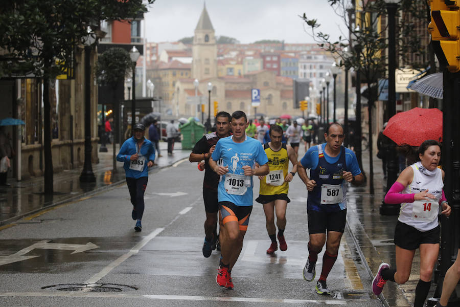 Más de 2.500 atletas han participado en la EDP Media Maratón de Gijón, en la que se ha impuesto el marroquí Said Attadi. ¿Estuviste? ¡Búscate en las fotos!