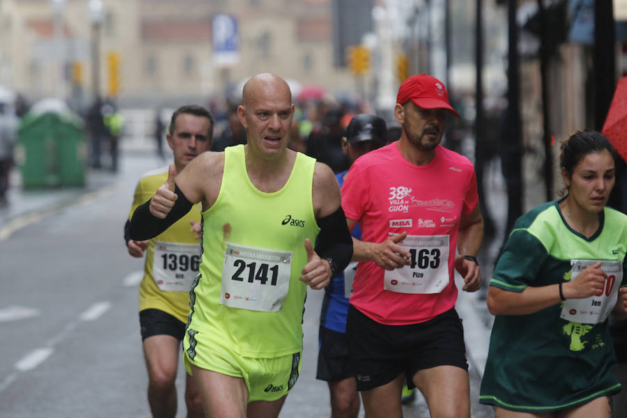 Más de 2.500 atletas han participado en la EDP Media Maratón de Gijón, en la que se ha impuesto el marroquí Said Attadi. ¿Estuviste? ¡Búscate en las fotos!