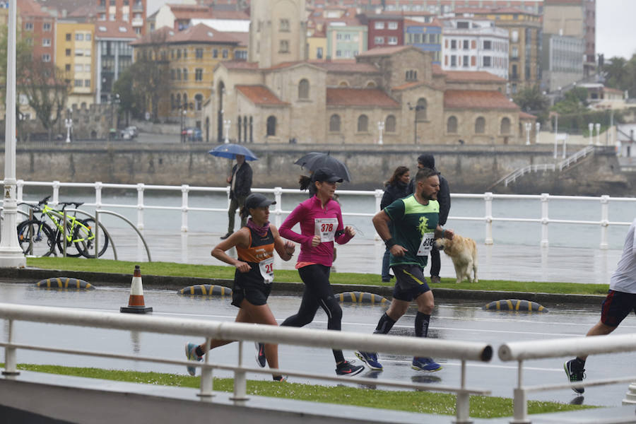 Más de 2.500 atletas han participado en la EDP Media Maratón de Gijón, en la que se ha impuesto el marroquí Said Attadi. ¿Estuviste? ¡Búscate en las fotos!
