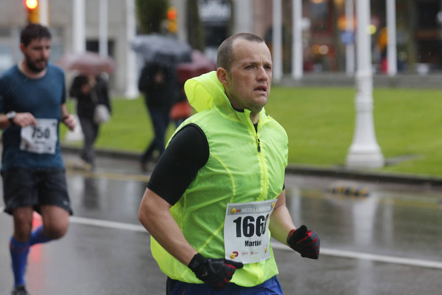 Más de 2.500 atletas han participado en la EDP Media Maratón de Gijón, en la que se ha impuesto el marroquí Said Attadi. ¿Estuviste? ¡Búscate en las fotos!