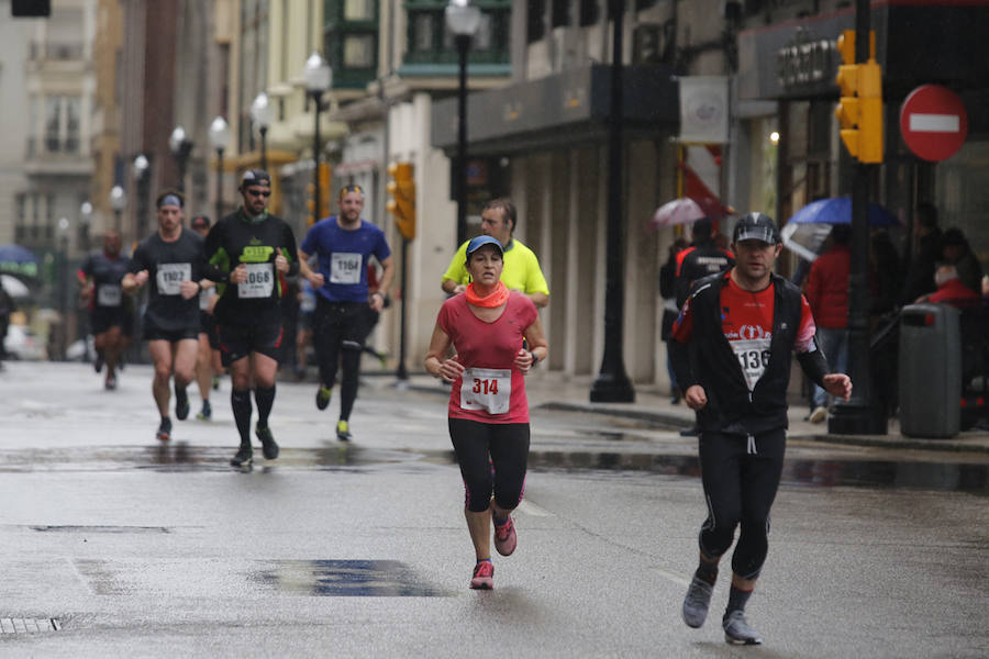 Más de 2.500 atletas han participado en la EDP Media Maratón de Gijón, en la que se ha impuesto el marroquí Said Attadi. ¿Estuviste? ¡Búscate en las fotos!